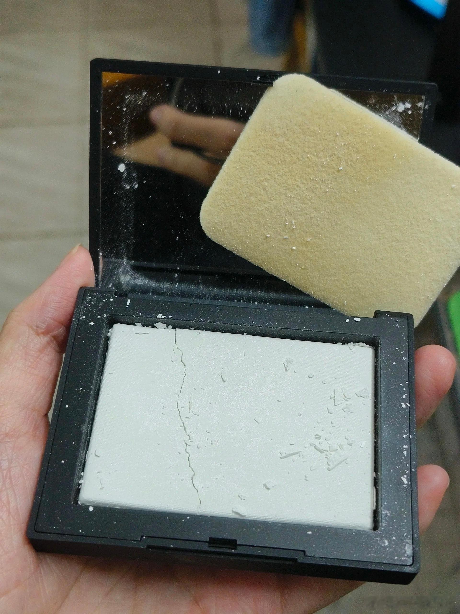 男朋友不小心把我的化妆品摔碎了​​​