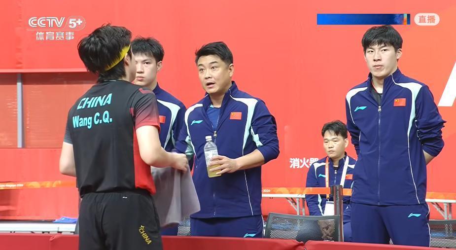王楚钦2-0领先桑关辛的时候，大家看到王皓的表情了吗？一脸的气定神闲，根本没