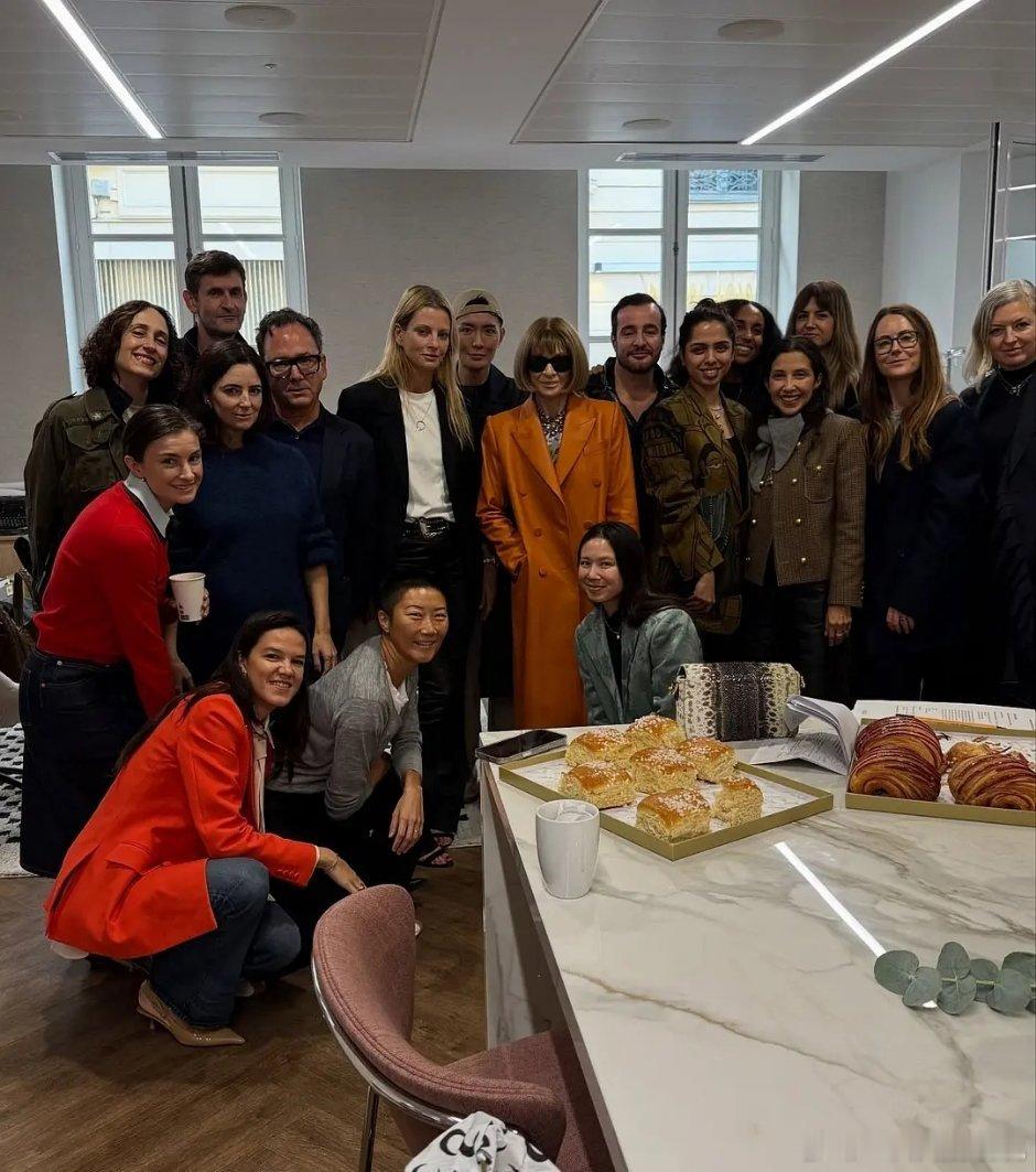 Vogue全球主编聚会，冲戴帽子上春山了哈[滑稽笑]​​​