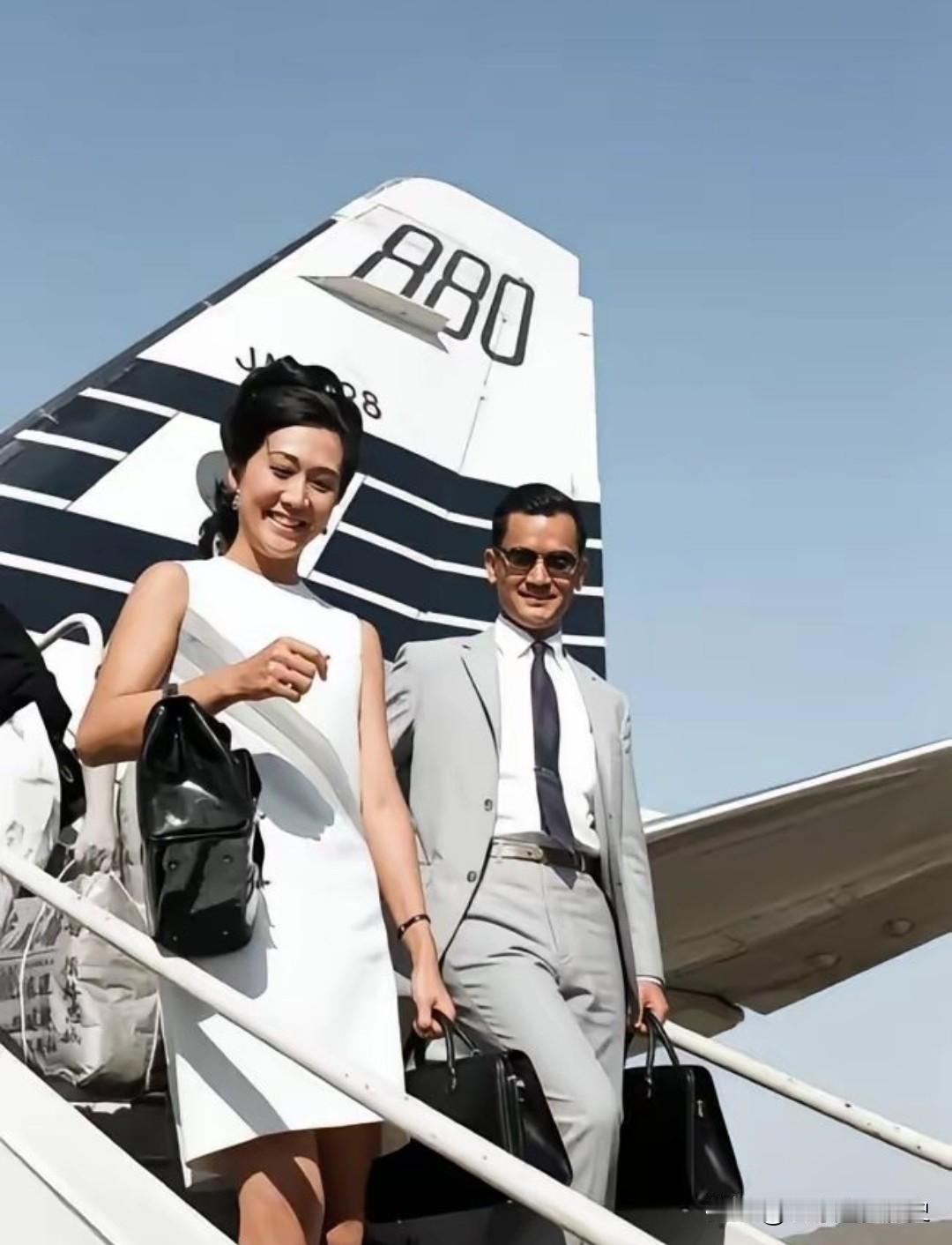 这是1968年9月，连战和妻子连方瑀从美国经香港返回台湾时的珍贵照片。那时的连