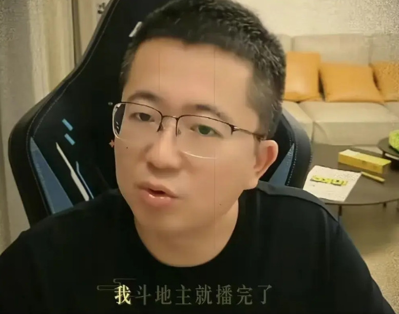 旭旭宝宝助理大斌子宣布停播。大斌子说现在播DNF的成本实在太高了，基本上播一场亏