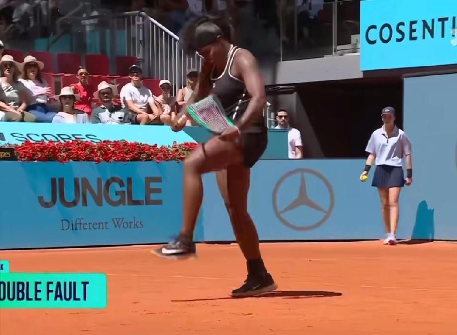 马德里公开赛女单比赛中最劲爆的一幕，网友称之为“见过的最帅的女子砸拍动作，这一气