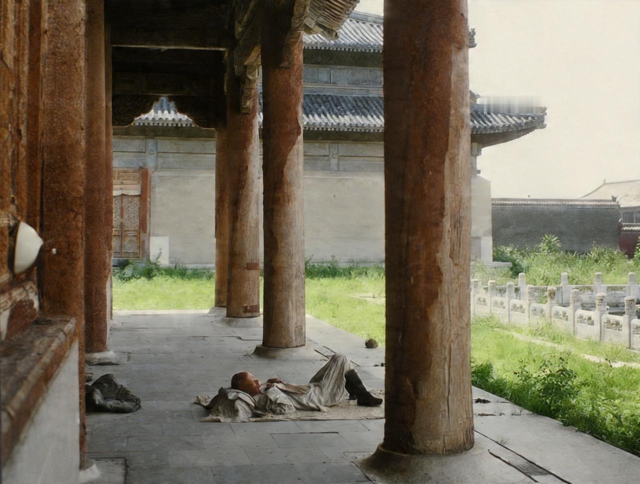 这是晚清一名太监安静地躺在中和殿西厢的廊下午睡。他将自己的帽子挂在后面的殿扉上。