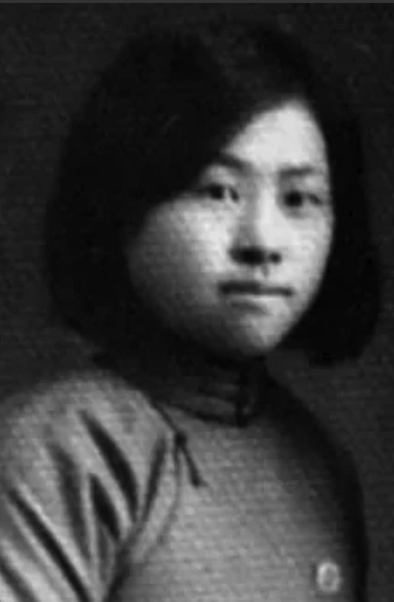 1938年，张宗兰回老家时，发现有特务尾随他们进入旅馆，企图活捉她，她与嫂子对视