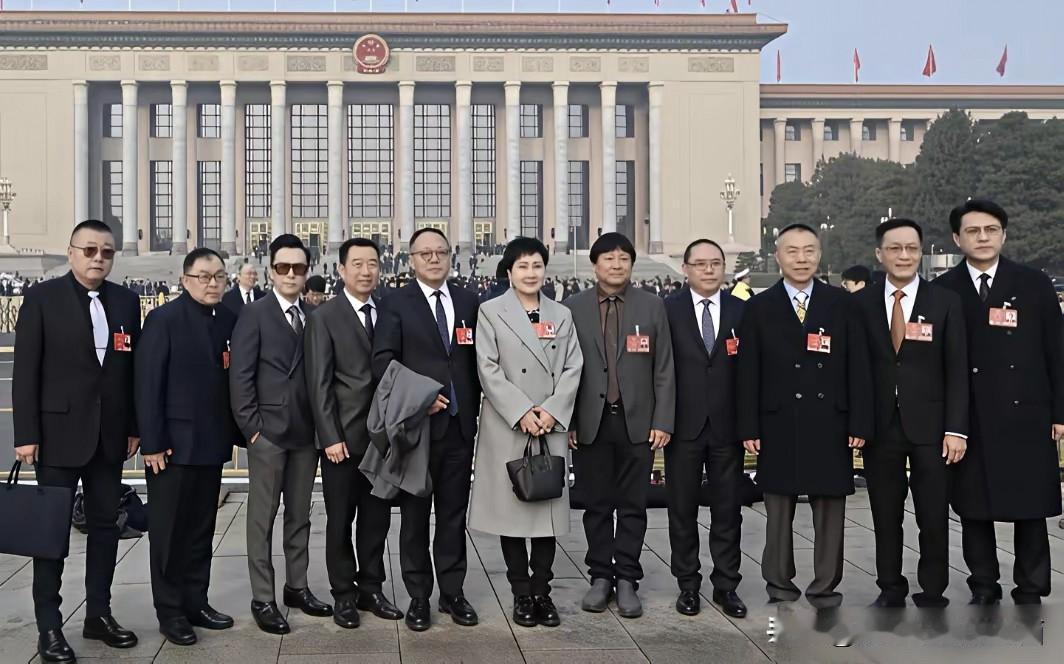 这位站在C位的这一个女士，她在人群中那白得发亮的肤色，一下就吸引了大家目光，大家