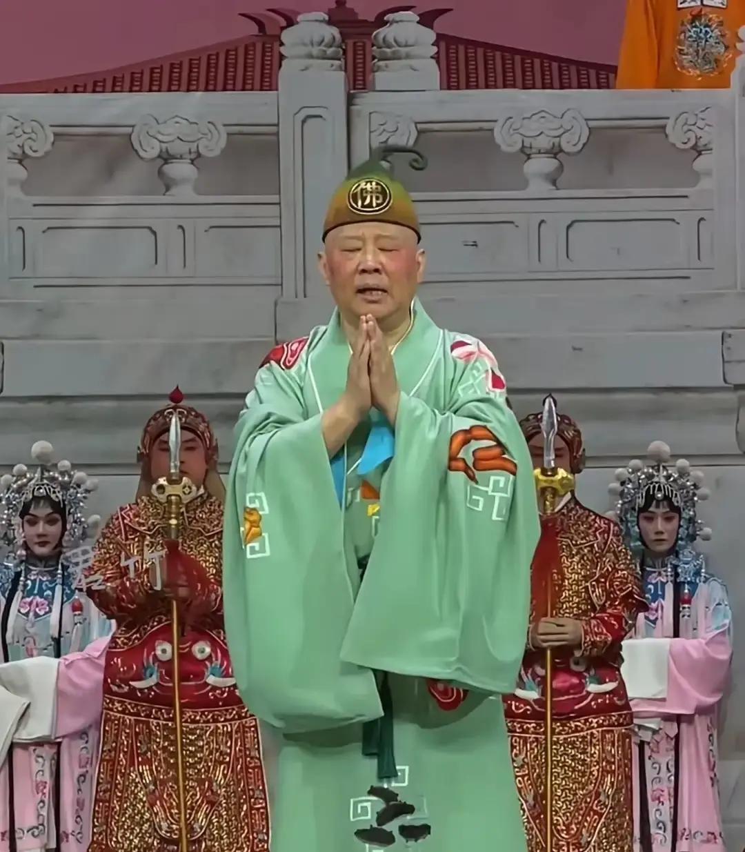 郭德纲这不是吃饱了撑的吗，上月底，郭德纲带着麒麟剧社，来武汉演商业京剧《济公