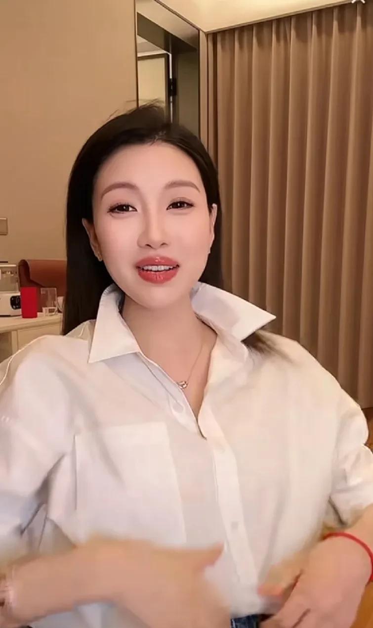 同样都是刚生了宝宝，相比如驴嫂平荣和驴姐，现在最爱拿宝宝说事的还是桐桐，自从当了