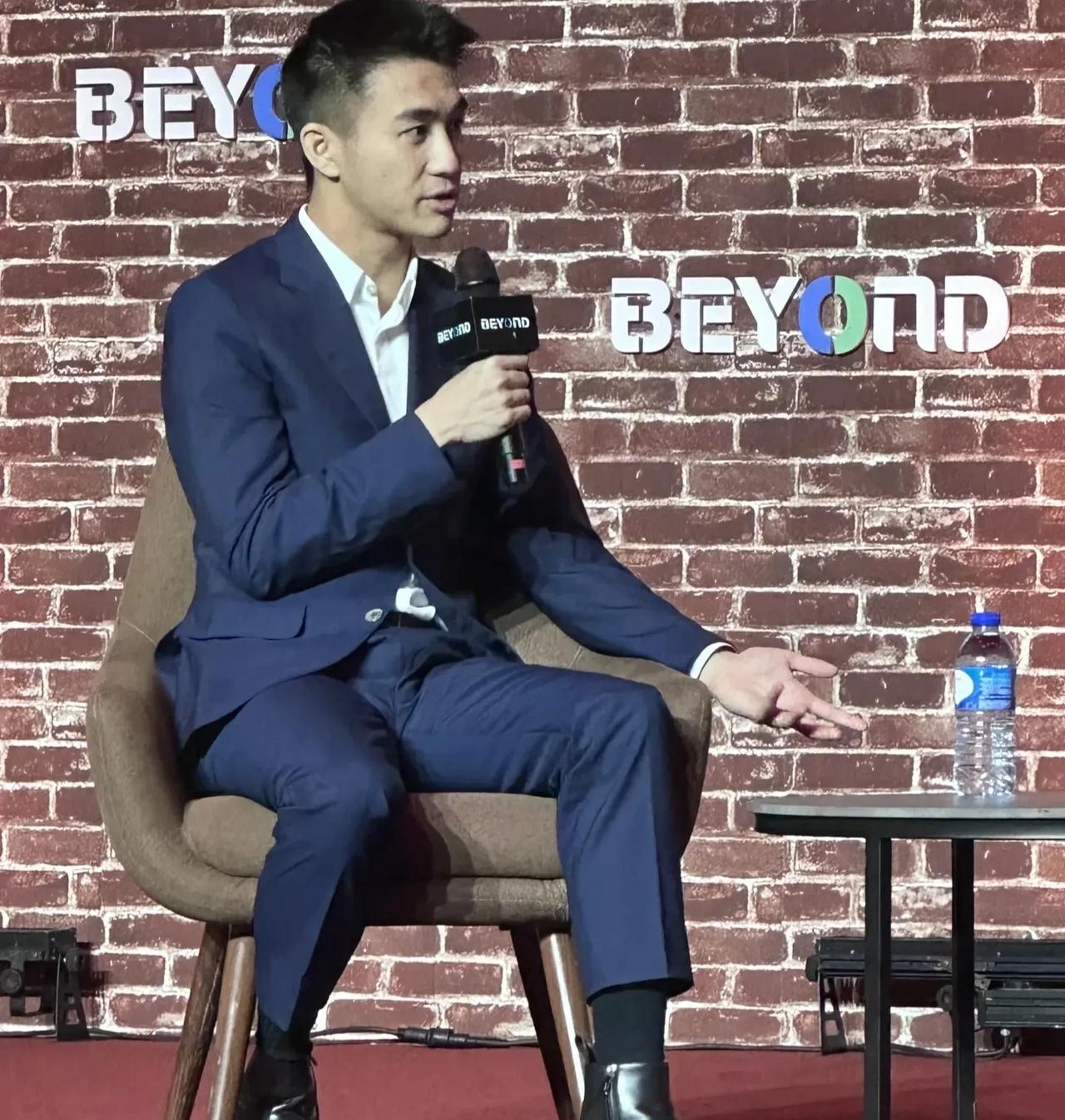 何猷君穿的这个高帮皮鞋也太丑了吧，所以他这么有钱，为什么会在意身高腿长这些东西。
