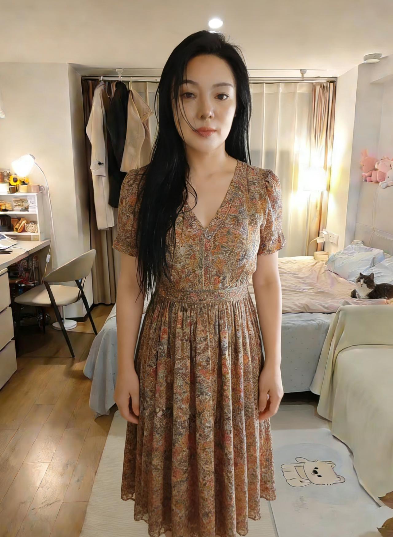 一袭花裙带露香，长发垂肩覆浅霜。笑靥轻开春欲驻，明眸流转月生凉。闲观猫卧阶前