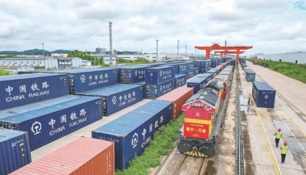 国际上出现了一个怪相，就是中国的邻国都希望中国能给自己修铁路，他们只有一个要求，