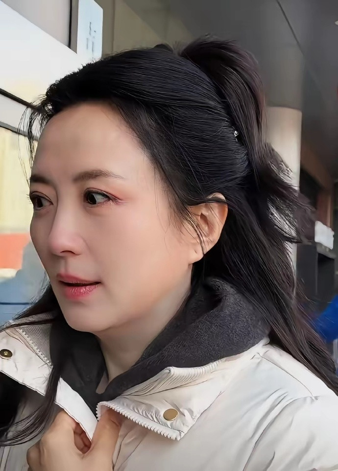 果然幸福的女人都写在脸上，谁能看出她已经51岁了，看上去也就四十出头，他的老公是