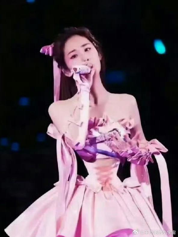 第一眼还以为张碧晨的腰是被抠图抠没了，细得也太夸张了！