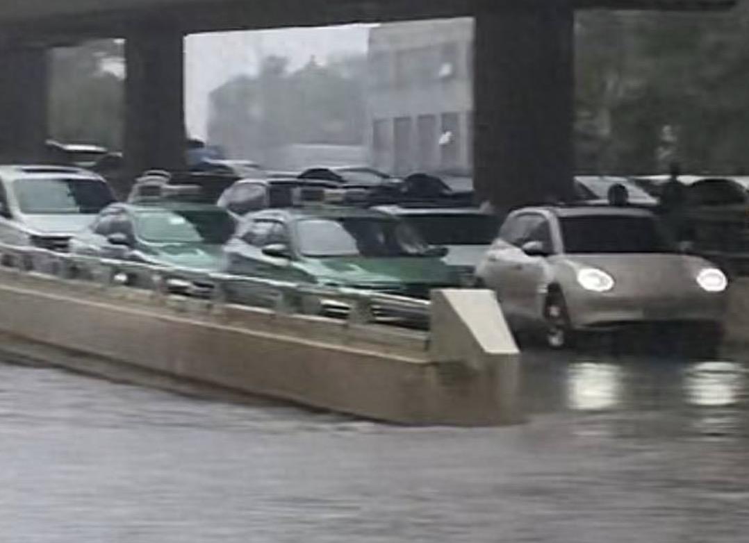 4年前一场暴雨把郑州给淹了，事后郑州痛定思痛加快打造海绵城市步伐，而截至到202