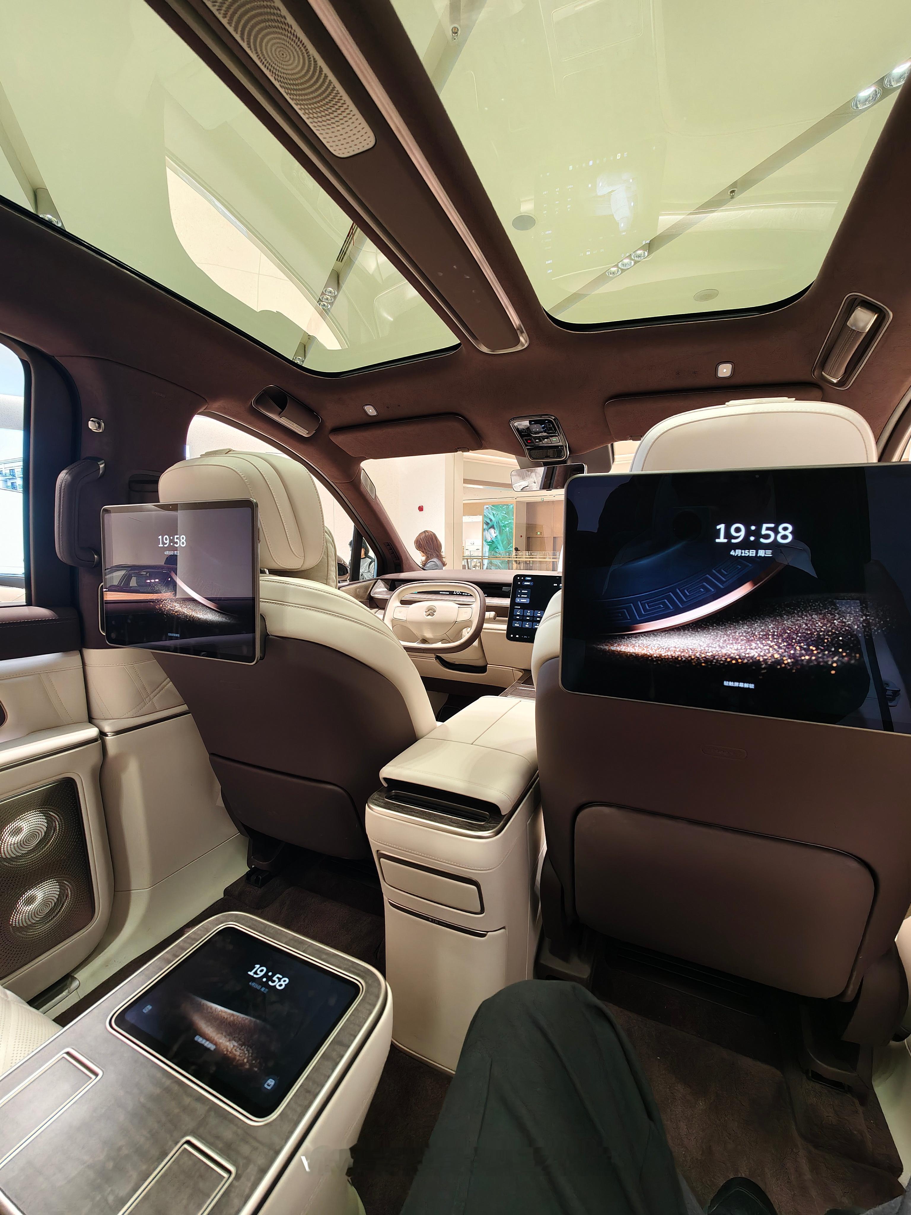 来看es9，真的太香了不过还是et9有排面，门店里还专门给搞了个小台子蔚来es9