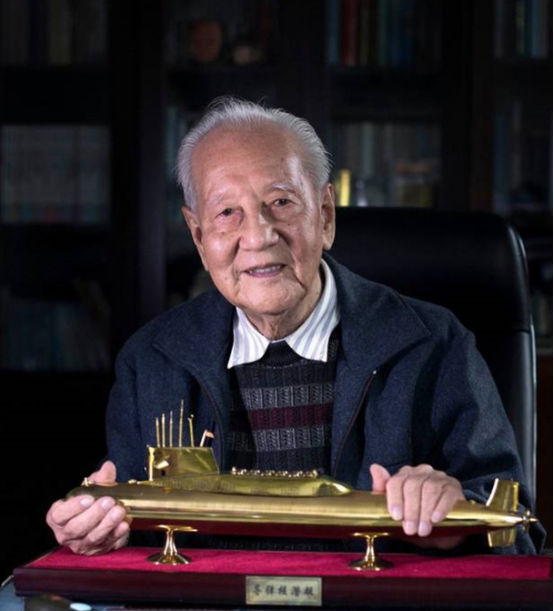 1988年，“中国核潜艇之父”黄旭华在南海进行深潜试验时，顺便回家探望了母亲，这