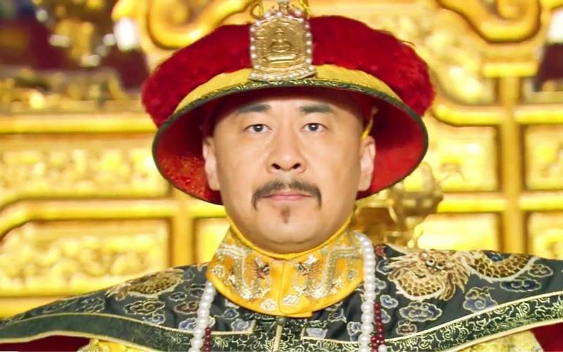 别再被《雍正王朝》骗了！真实“九子夺嫡”不是宫斗剧，是精神凌迟现场：八爷被叫“狗”，九爷戴枷喝尿，十