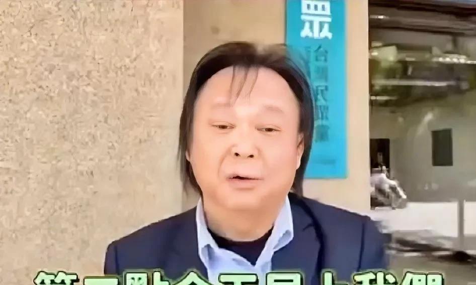 王世坚再次脱队，没有出现在罢免王鸿薇的活动现场；现场支持者大骂王世坚:彻头彻尾