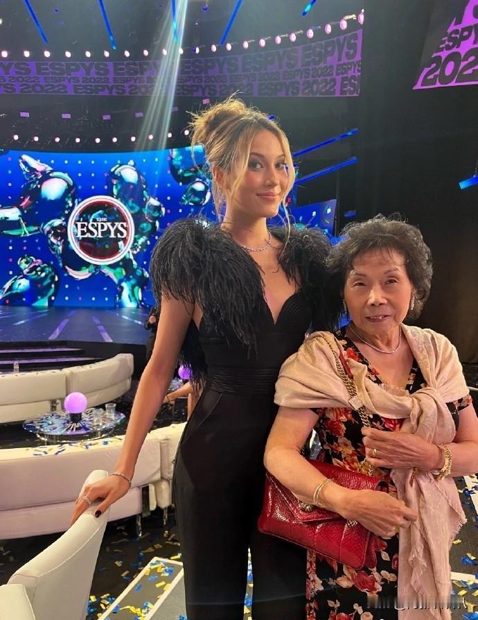 谷爱凌夺冠后得知奶奶去世，采访泪崩，老人临终前叮嘱她成为国家栋梁。2026年