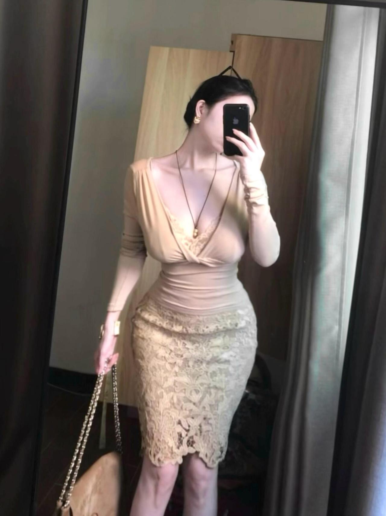 优雅穿搭指南：蕾丝裙+高跟鞋，完美自拍！