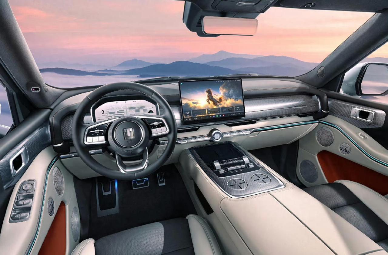 坦克700Hi4-Z内饰曝光，2.0T插混动力/配后排吸顶屏软性包覆+木纹饰