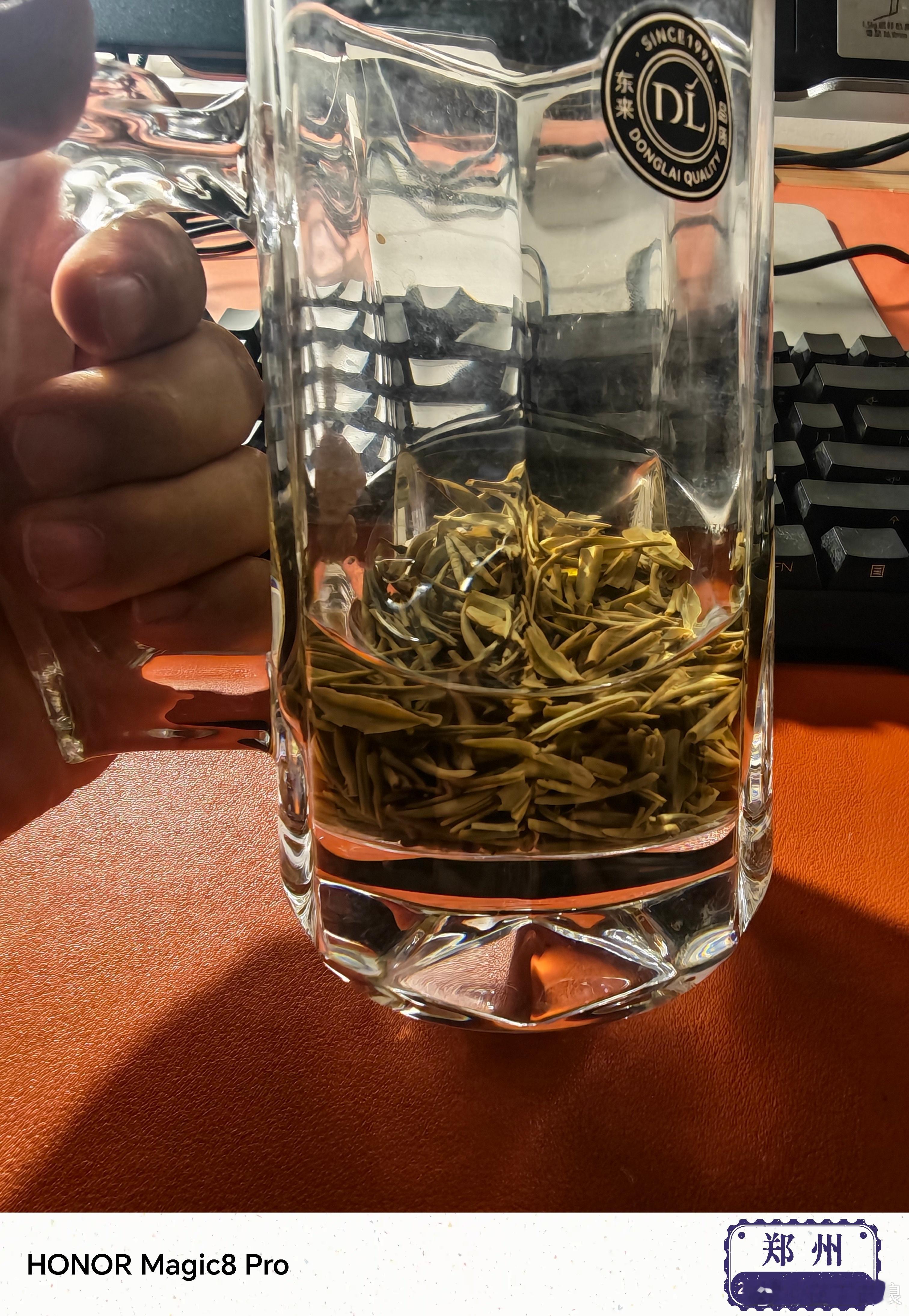 朋友送我点信阳毛尖，好几年没喝了，整点试试，还不错，清甜回甘，中午的一杯，精神到