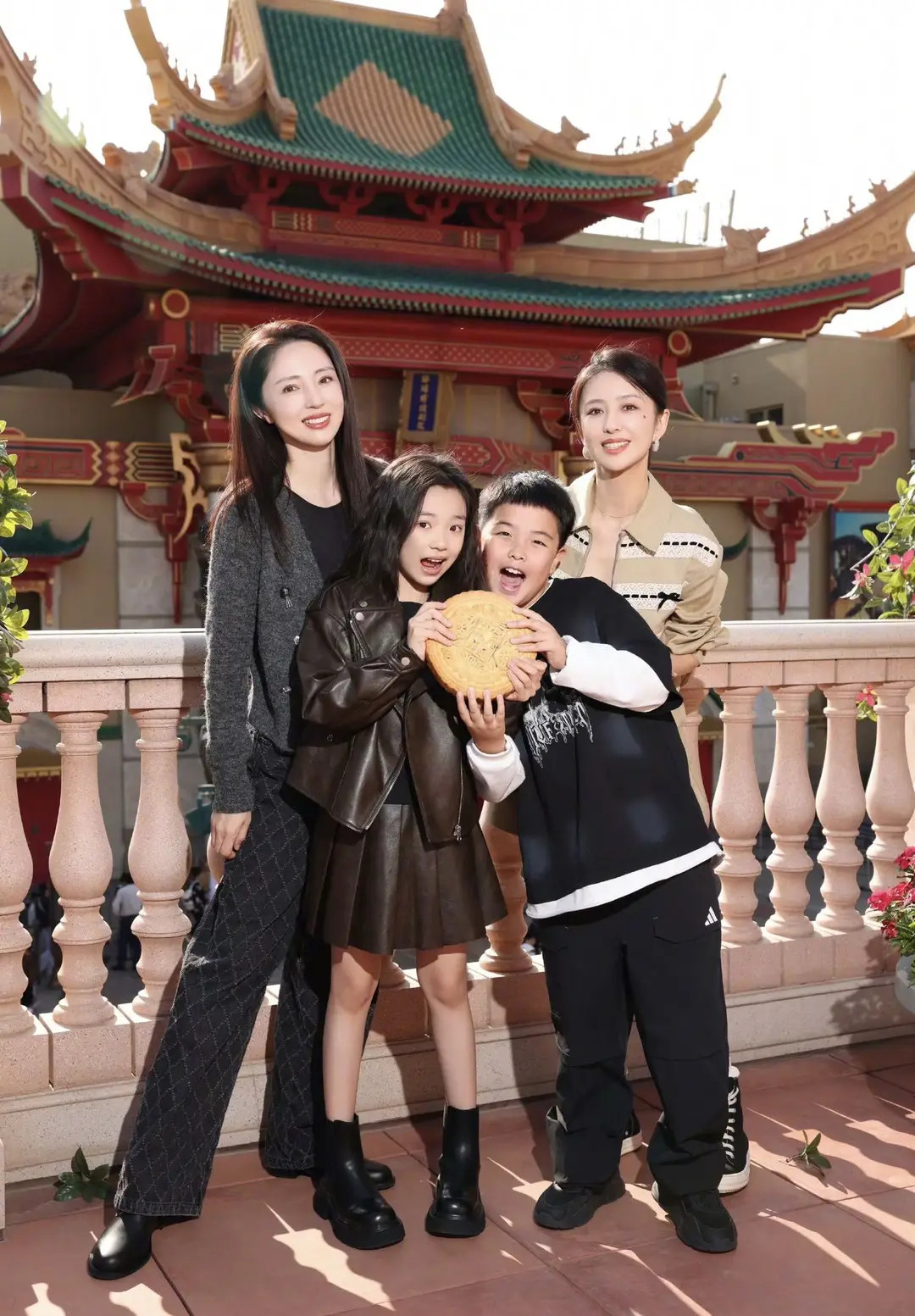 佟丽娅儿子朵朵近照曝光：躲过妈妈的颜值，全照着爸爸长