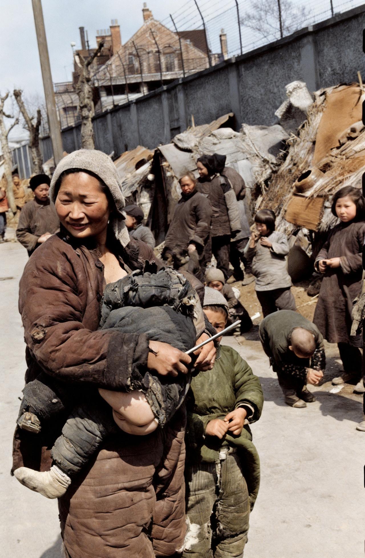 1949年，上海附近的贫民涌向城里，并在城里搭起了简陋的窝棚。这些贫民在家乡难以