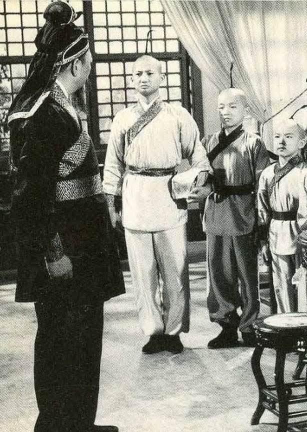 右手边三位小男孩相信各位不难认出他们
