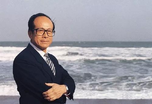 香港长江集团中心闹剧背后：男子泼漆伤保安，极端行为引多重思考2025年11