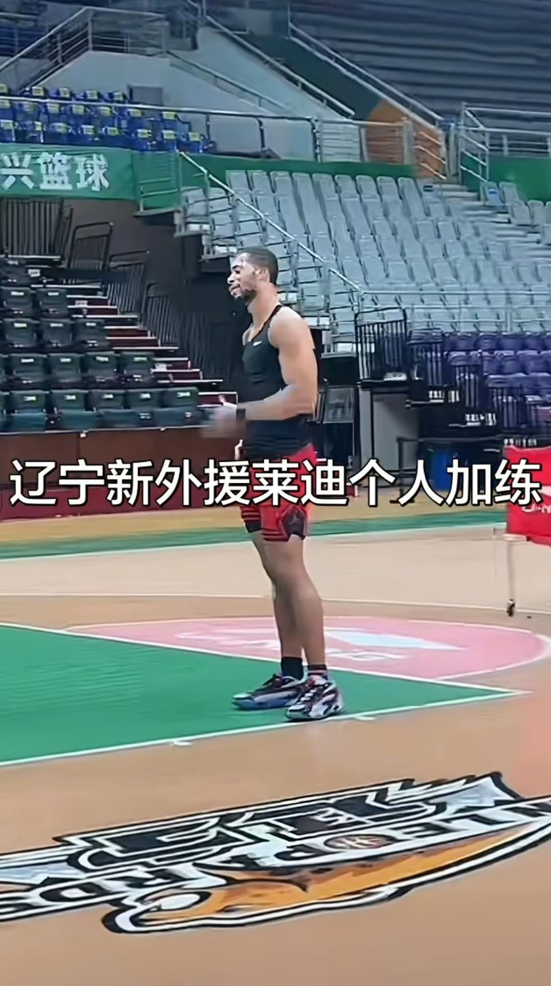 杰登莱迪个人在休息时间选择自己加练。球员在场上状态如何，离不开背后的努力。辽宁男