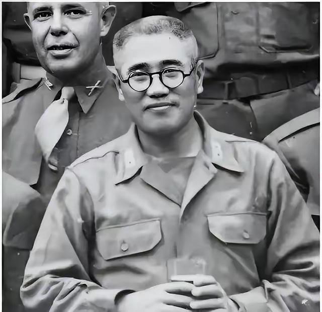 1948年10月23日，廖耀湘派宪兵去枪毙作战不利的师长戴海容。宪兵闯进师部，戴