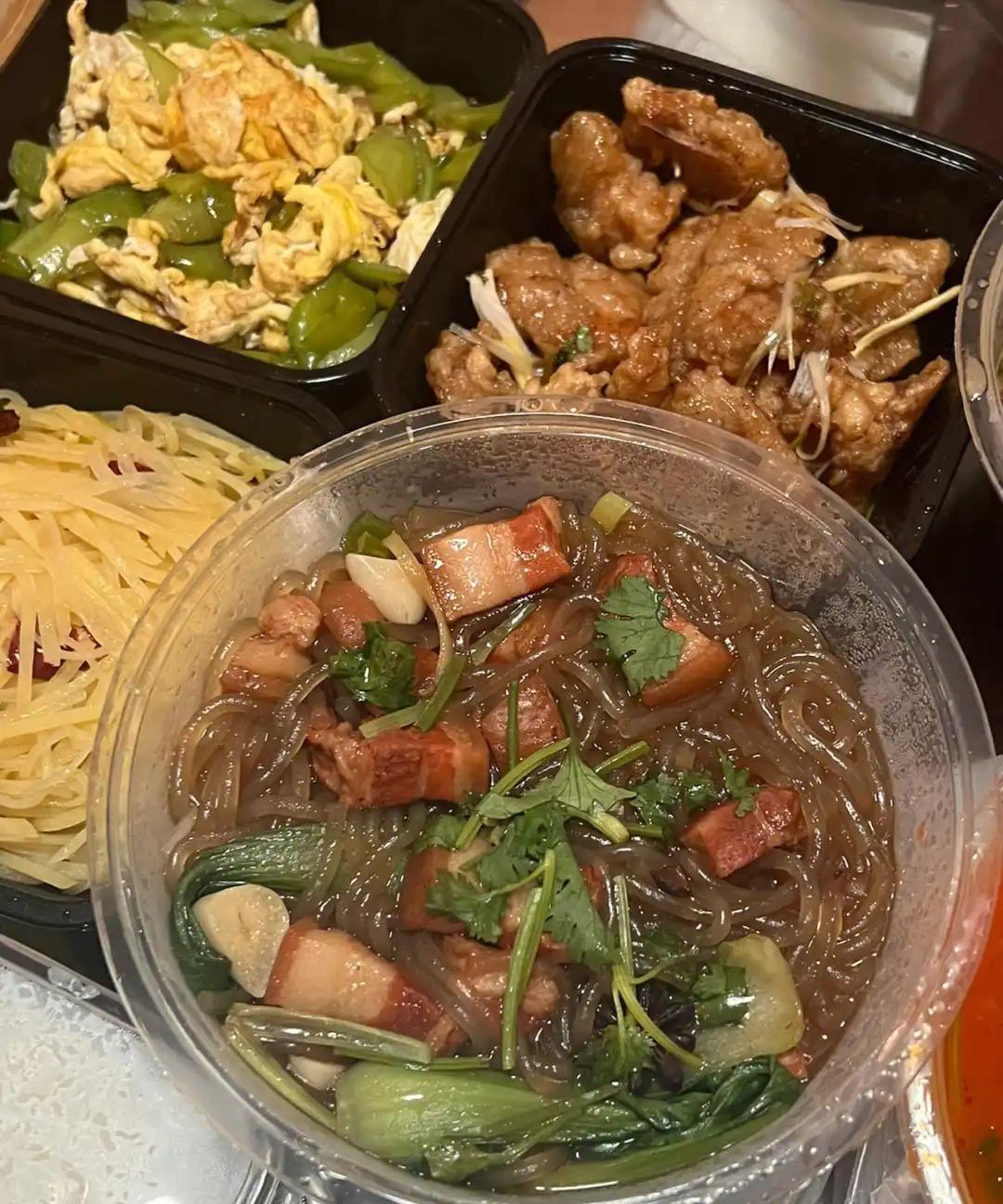 刚才出去吃饭，老板说外卖平台最近经常来，劝他入驻外卖平台。然而，老板说外卖平台的
