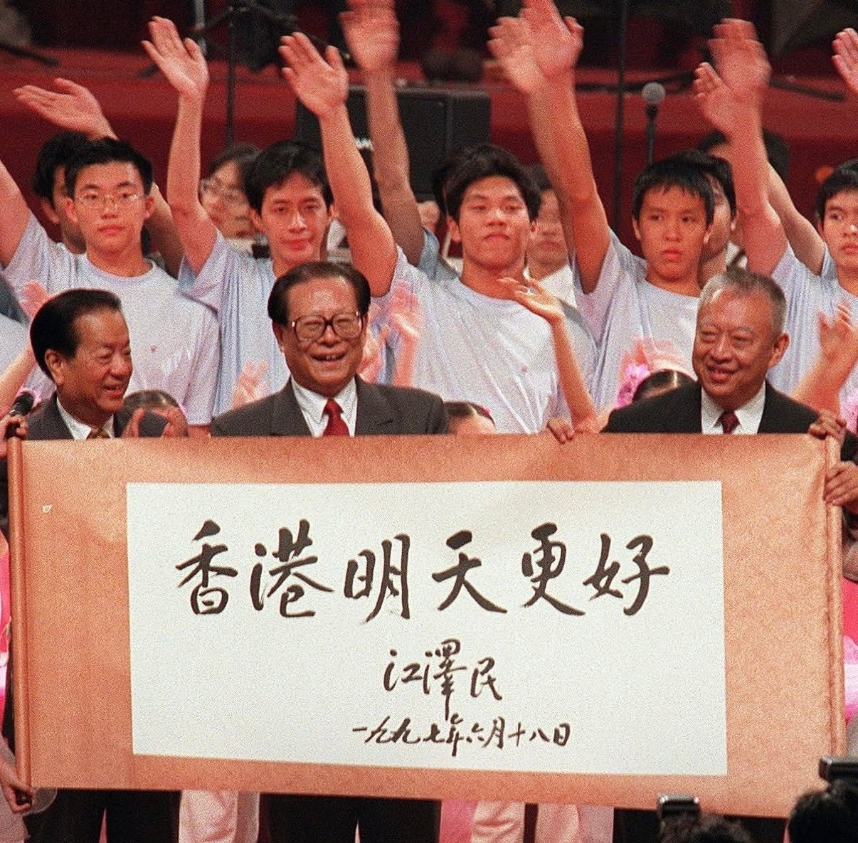 香港首任特首董建华逝世那个时代的他们都已渐渐离去[哭哭]​​​