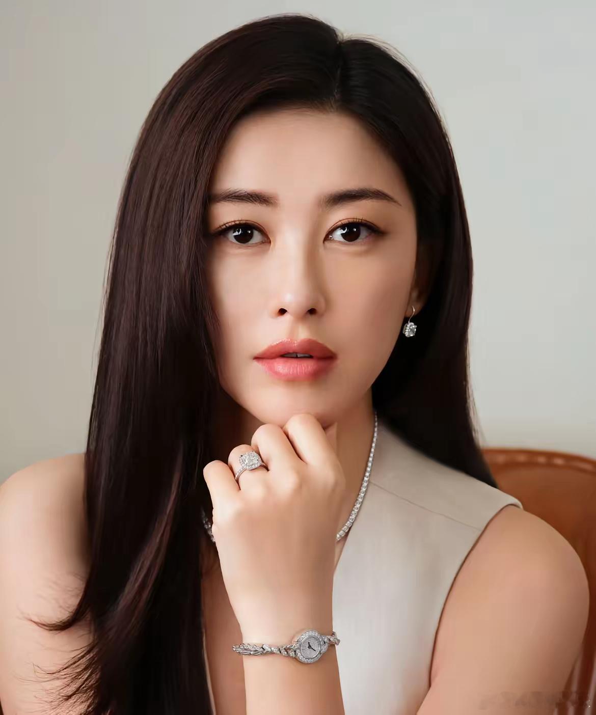 查完朱珠的学历，我说不出话了，实在没有想到，朱珠以前居然是MTVVJ北京赛区的