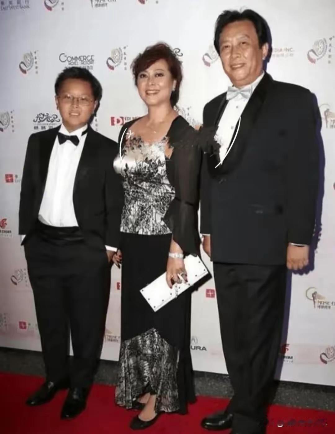 刷到唐国强近年的全家福，妻子漂亮，儿子很帅。他现在的妻子壮丽端庄漂亮，年轻时也