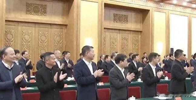 马云现身民营企业家座谈会，这可太不简单了！隐退4年，鲜少被报道，却突然出现