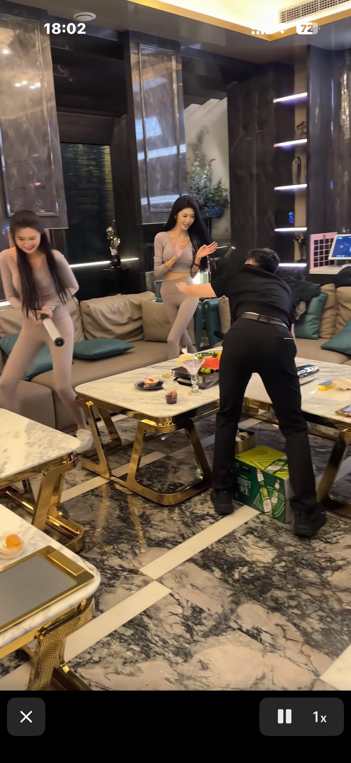 公司领导又去吃饭唱歌了，你瞧，他们玩的多开心！做领导幸福呀！