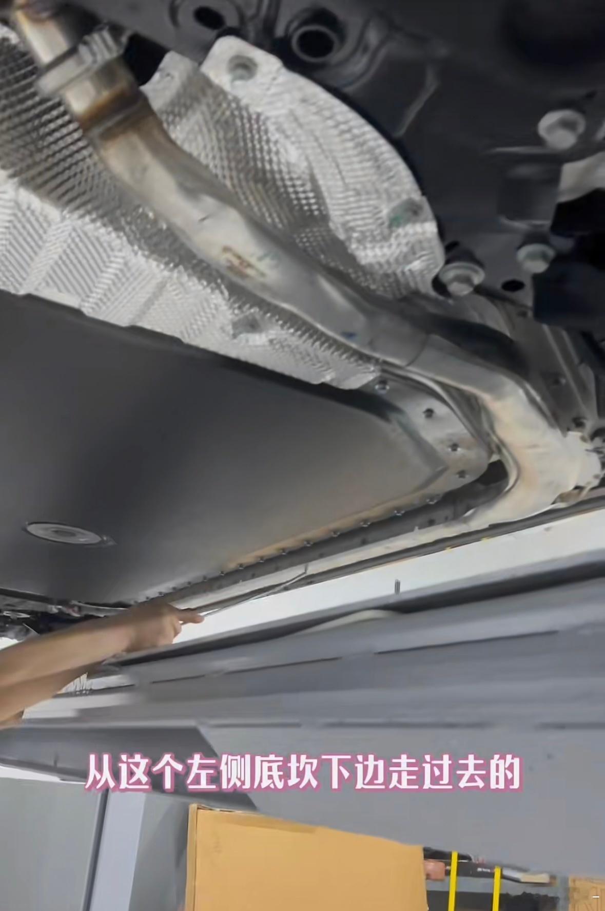 零跑D19有人给升起来了，“门槛集成排气”，其实排气管也是外露的，只是窝在门槛梁