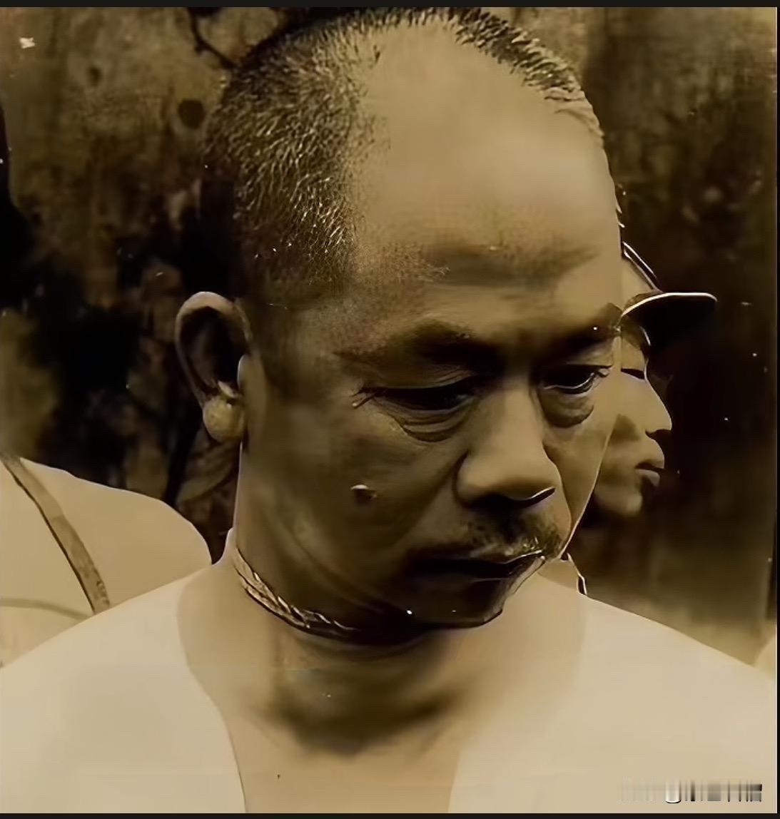 这不是剧照，而是吴石将军牺牲前敌人给他拍的最后一张照片。此时的他表情凝重，尽管脖