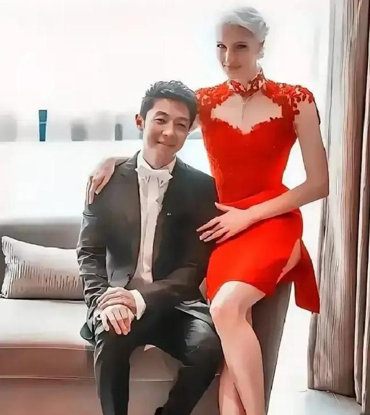 八年前，亿万豪门千金李白，执意要嫁给撒贝宁，而与父亲决裂，八年后，李白终于明白，