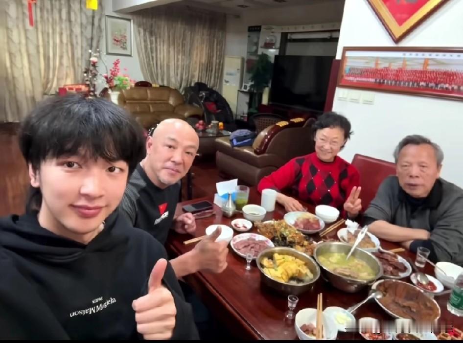 肖战指导和肖凯文两人回四川过年了，晒出了一家四口的年夜饭照片。两父子和爷爷奶奶的