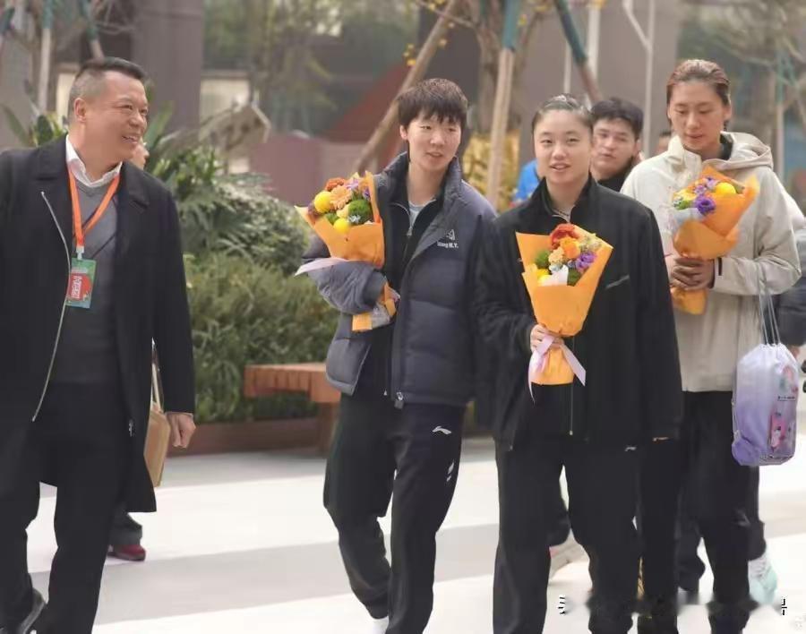 曼昱抵达成都心情特别好，昨晚带二个亿妹妹尝当地美食，今天一大早和二个亿妹妹各收到