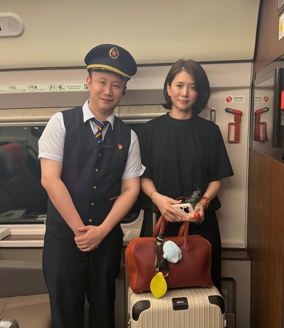 54岁袁咏仪坐高铁被偶遇，她剪了短发，化着淡妆，皮肤真好，身材很苗条，香港人真的