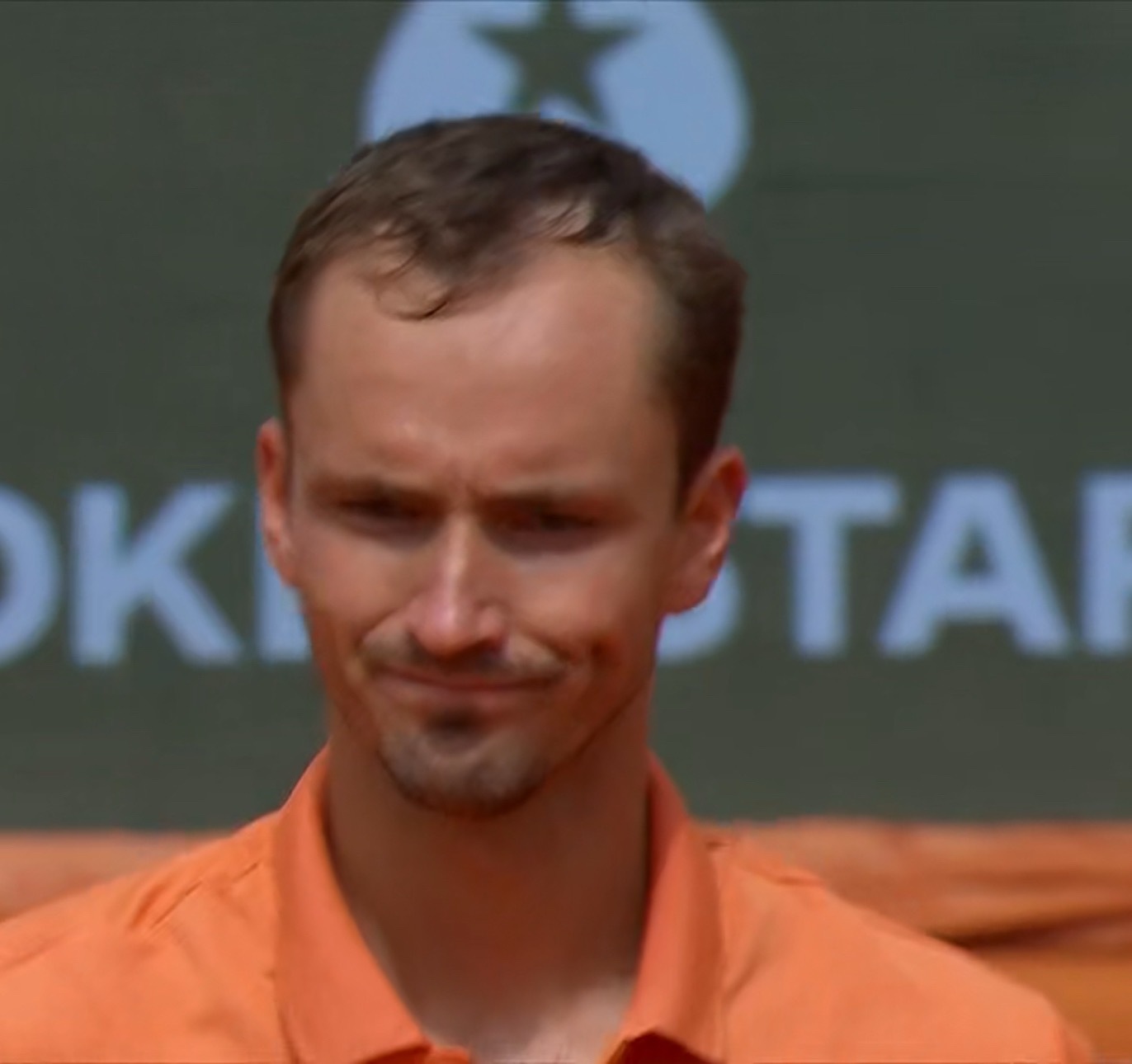 前法网四强选手、罗马大师赛冠军梅德维德夫，在本赛季的红土首秀以0-6、0-6不敌