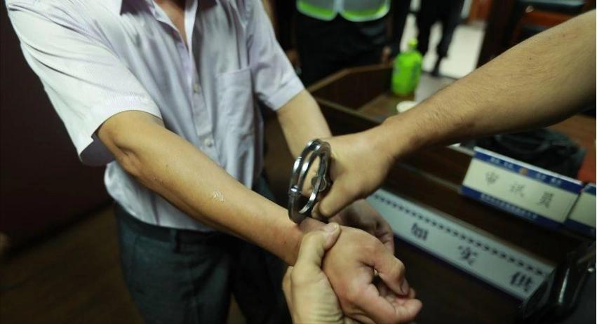 湖南怀化，一名46岁男性通过中间人牵线，约一名女孩前往酒店碰面，约定报酬为