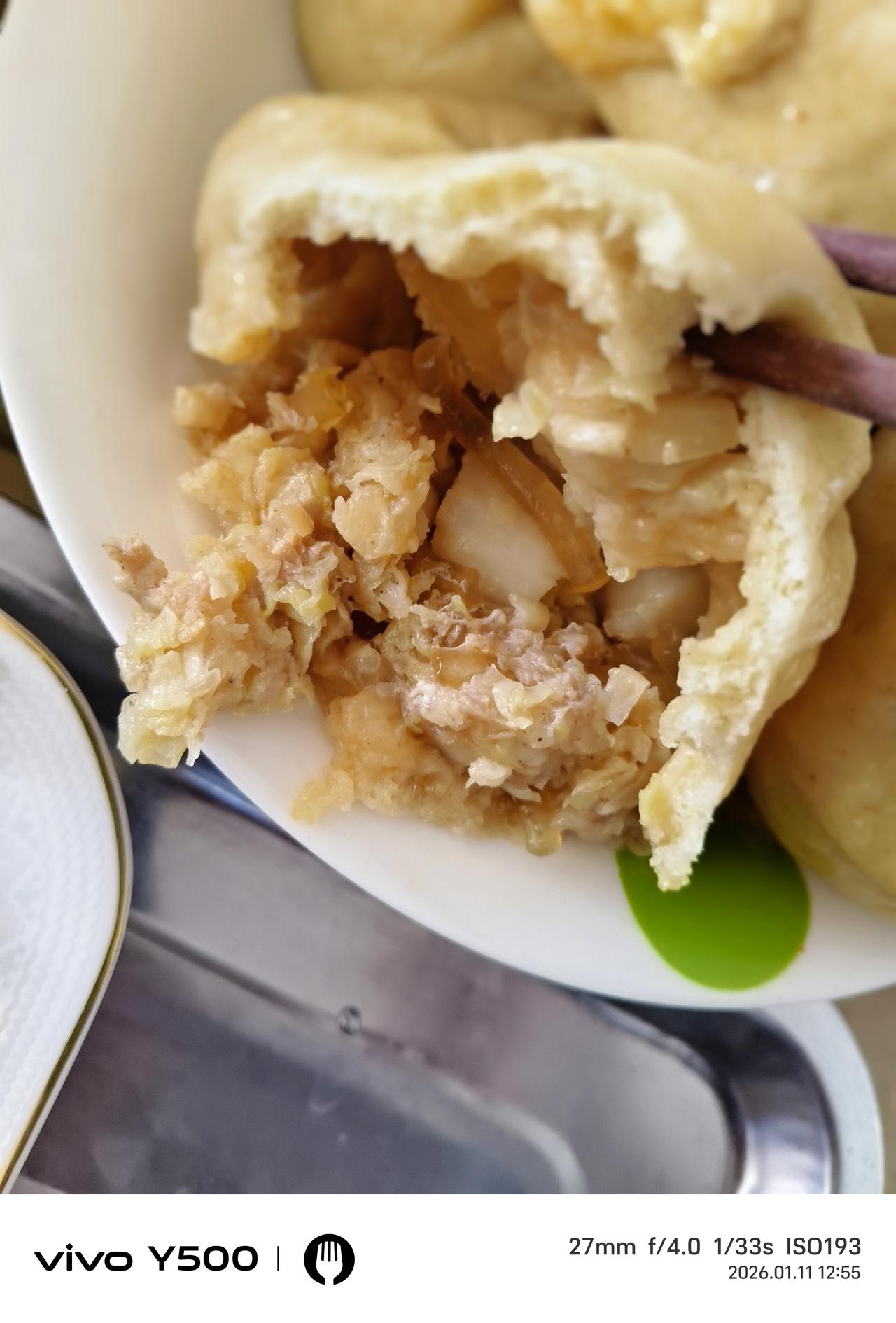 从黑到白从白到黑这是馒头的演变历程，小时候吃的是全面粉馒头，就像老农民的黑脸