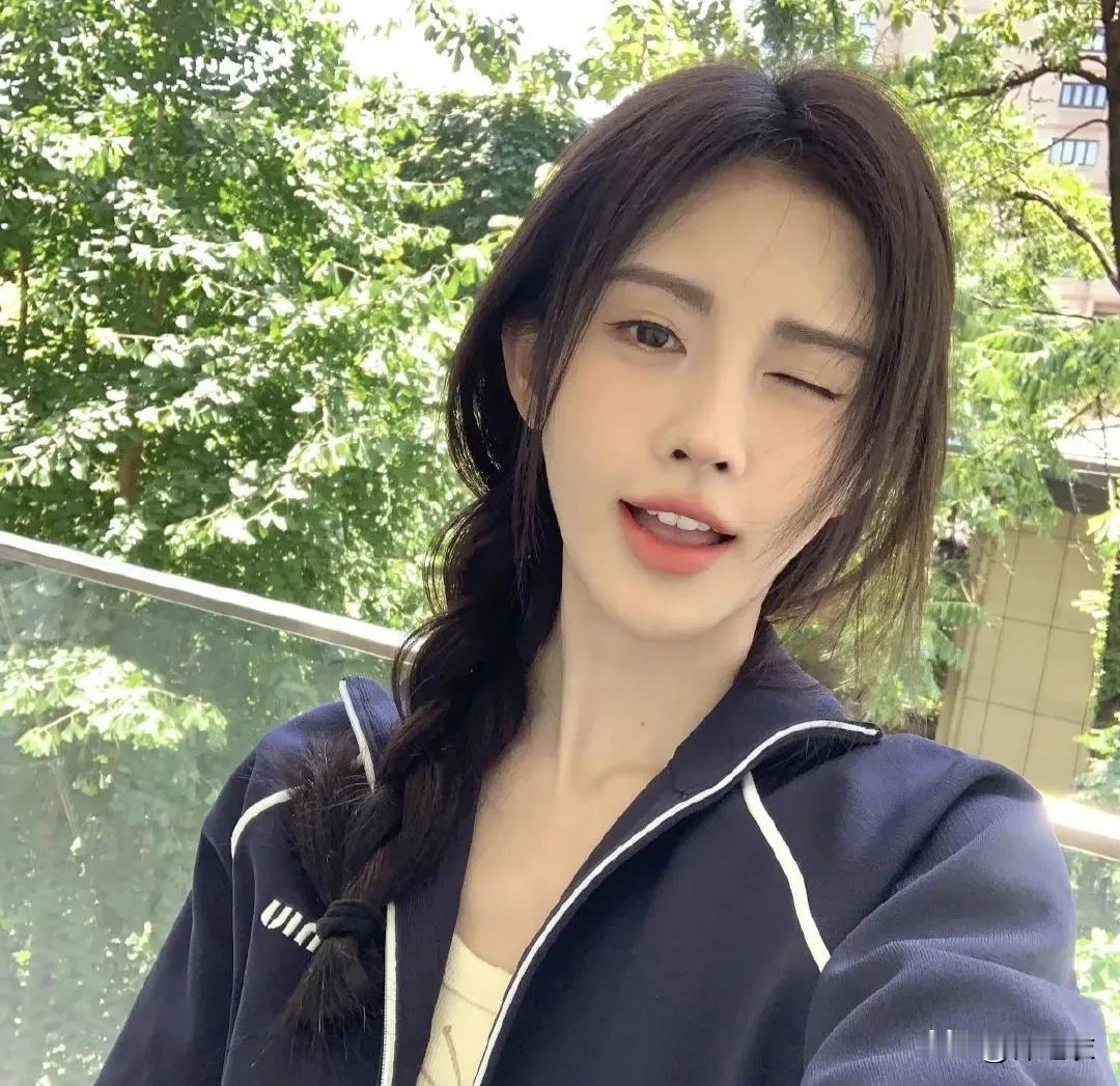 进丝芭是鞠婧祎那个时候最好的选择，她那个时候想出道的心可重了，大家都说她出道前当