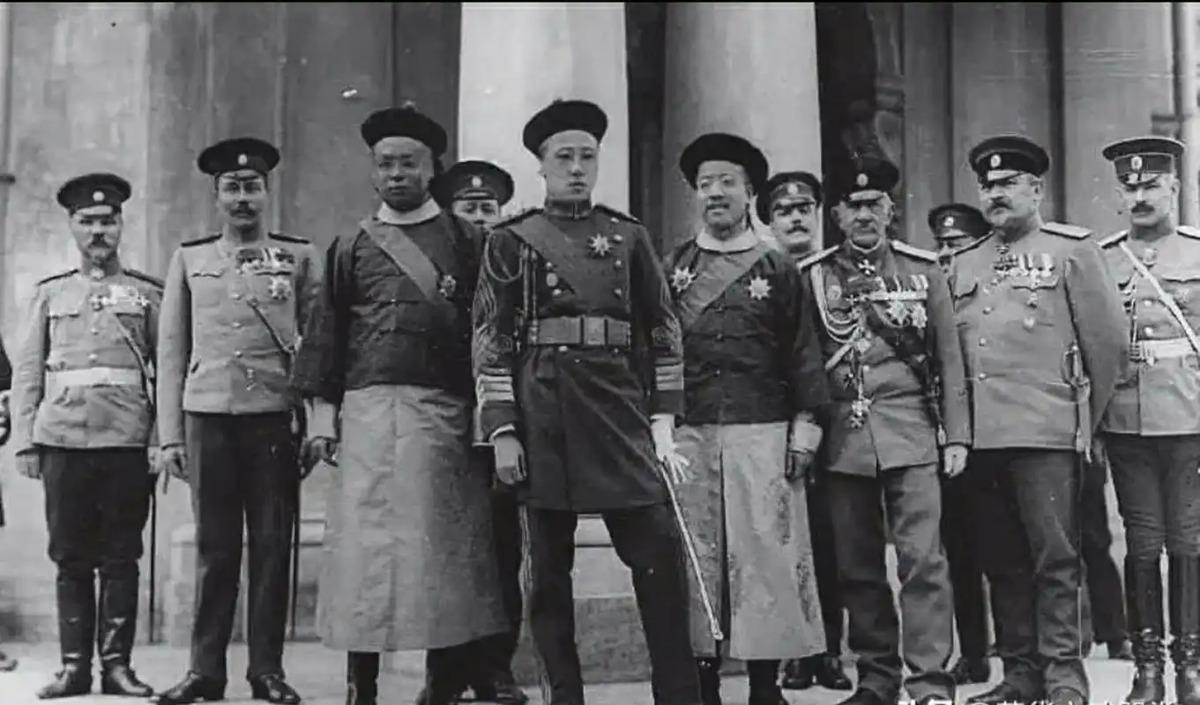 1950年8月，周总理偶然得知，一位清朝王爷在摆地摊，立刻将此事报告给毛主