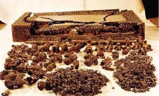 1978年的丹江口水库，秋汛刚过，水退了不少。渔民李大山和王二撑着木船在浅滩