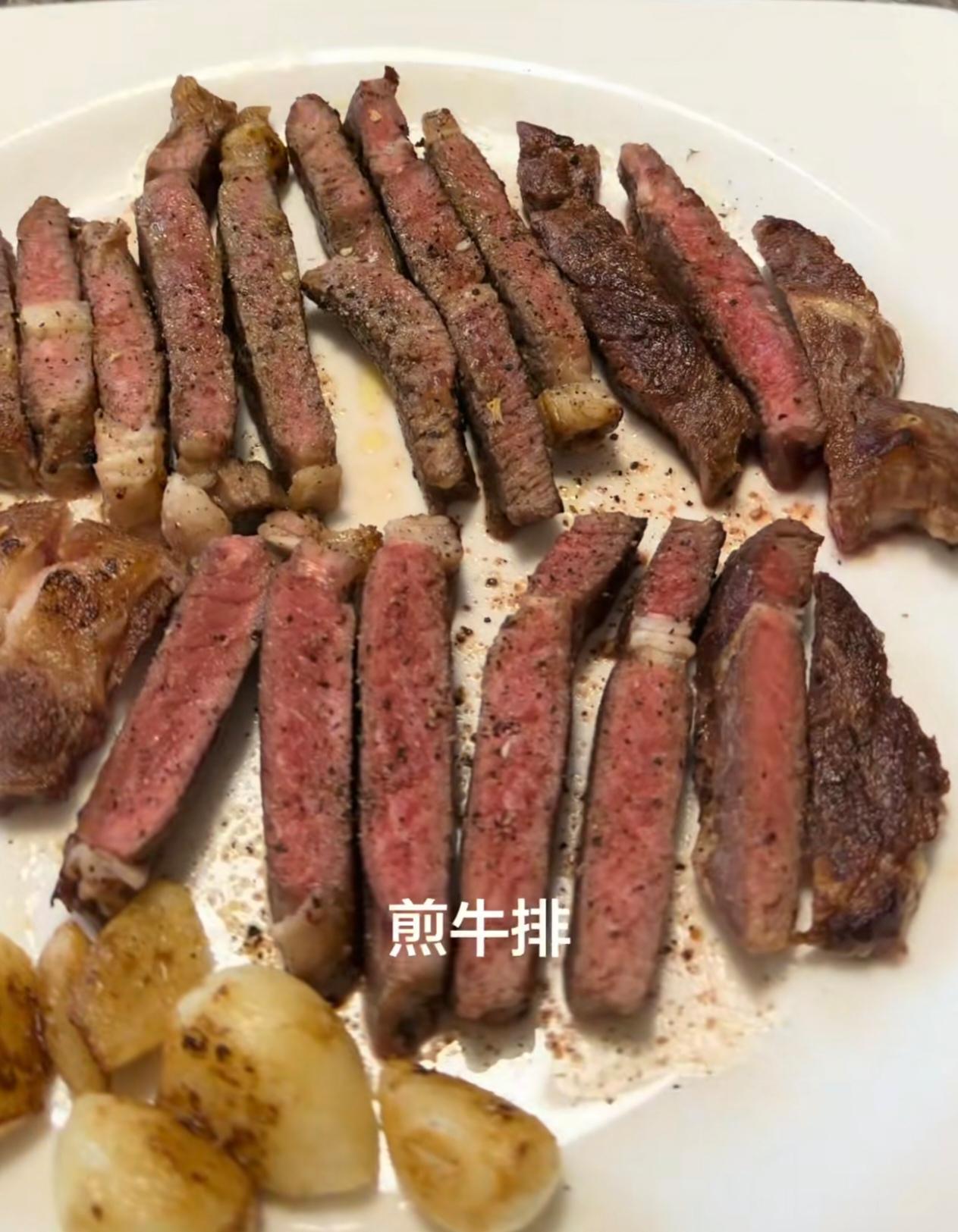 真是太佩服我姐了，每天早起一小时，给两个初中生做早餐。一桌菜荤素汤水水果齐全